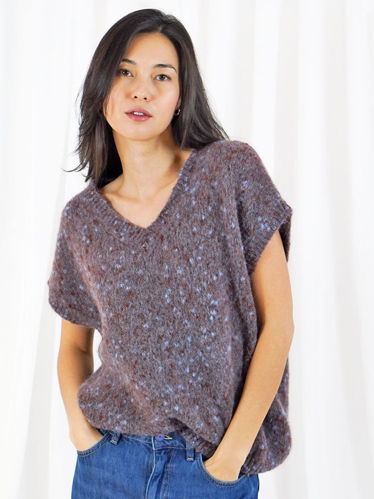 TWNS The Label Madelina Fluffy V-Neck Sleeveless Sweater Burgundy / Blue