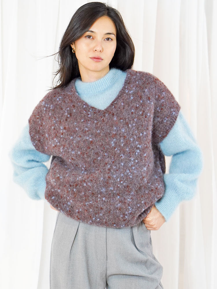 TWNS The Label Madelina Fluffy V-Neck Sleeveless Sweater Burgundy / Blue